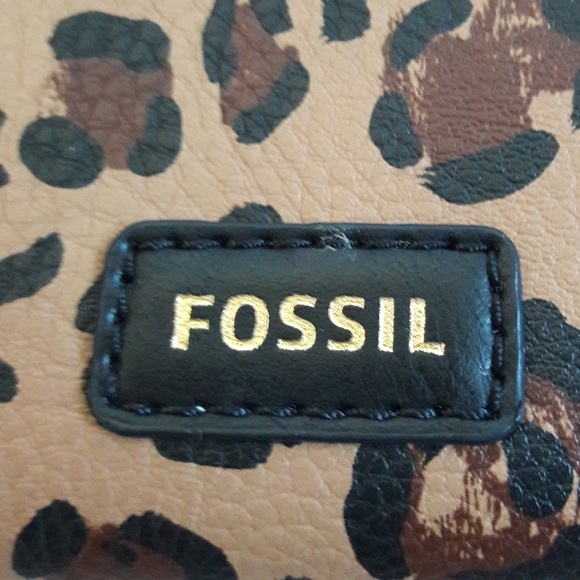 NWT FOSSIL TARA CLUTCH CHEETAH WALLET ORGANIZER - Picture 2 of 9